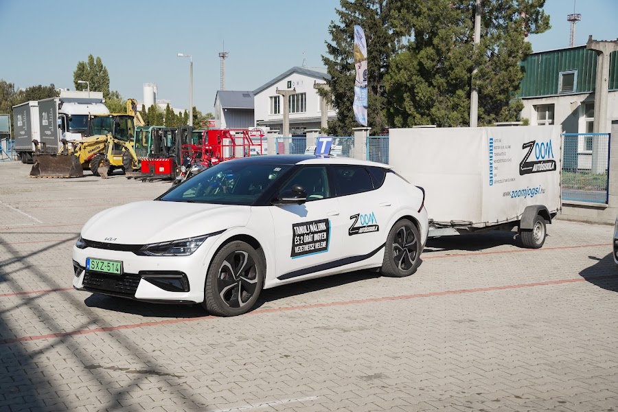 Kia EV6 oktatóautó utánfutóval