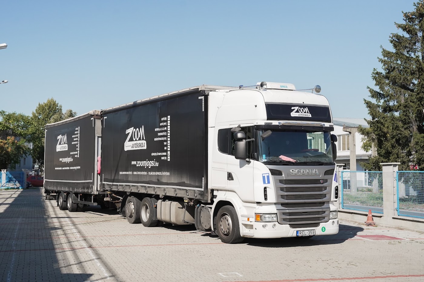 A Zoom Autósiskola Scania teherautója pótkocsival